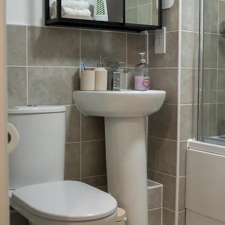Glory Homes- Centre , Sleeps 7 With Parking & Wifi * Birmingham