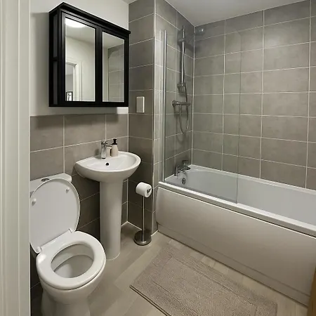 Glory Homes- Centre , Sleeps 7 With Parking & Wifi Apartment *