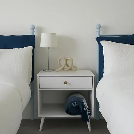 Glory Homes- Centre , Sleeps 7 With Parking & Wifi Apartment