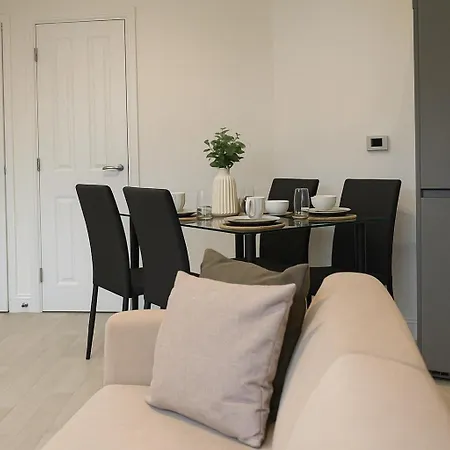 Glory Homes- Centre , Sleeps 7 With Parking & Wifi